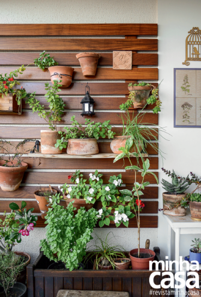 A fim de cultivar manjericão, hortelã e cebolinha, bem como algumas espécies de flores, na varanda do apê, a engenheira Michela Okada e o professor universitário Rogerio de Queiroz Chaves, de Goiânia, criaram um belo estrado parafusando tábuas de ipê diretamente na parede. Alguns vasinhos foram suspensos com arame, e outros, apoiados em uma prateleira presa à madeira com mãos-francesas.