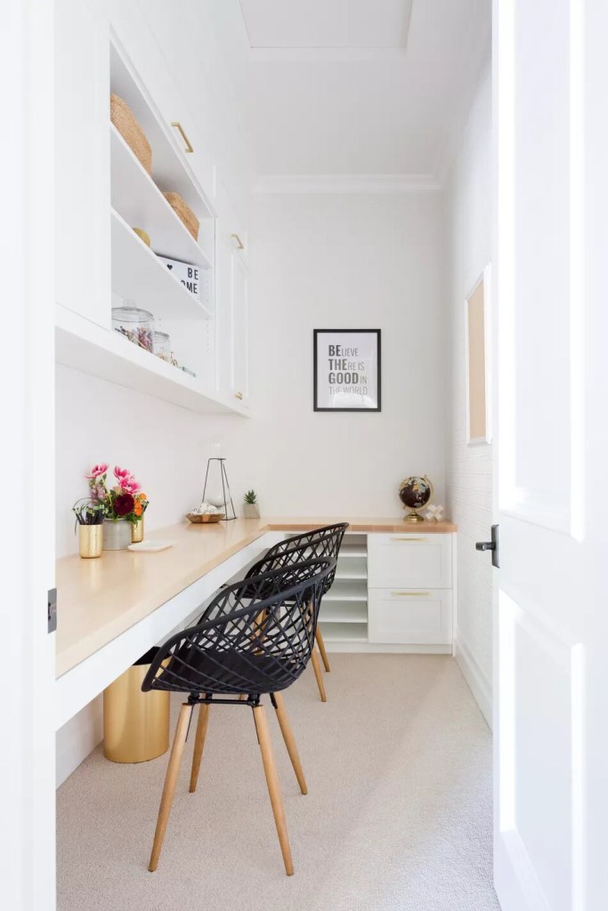 transformar-closet-em-home-office-casa.com-my-domaine-1-lindsey-brooke-design-amy-bartlam