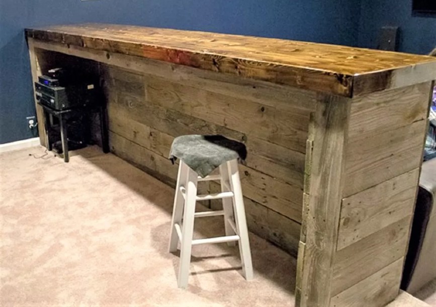 Bar de pallets &ndash; Quando voc&ecirc; tem um bar dom&eacute;stico grande para construir e est&aacute; com um or&ccedil;amento restrito, a escolha padr&atilde;o deve ser uma madeira maci&ccedil;a ultra-cara? Claro que n&atilde;o. Fa&ccedil;a como Rebecca Farrant fez e use t&aacute;buas de pallets desgastadas para instantaneamente lhe dar a apar&ecirc;ncia de um pub antigo.