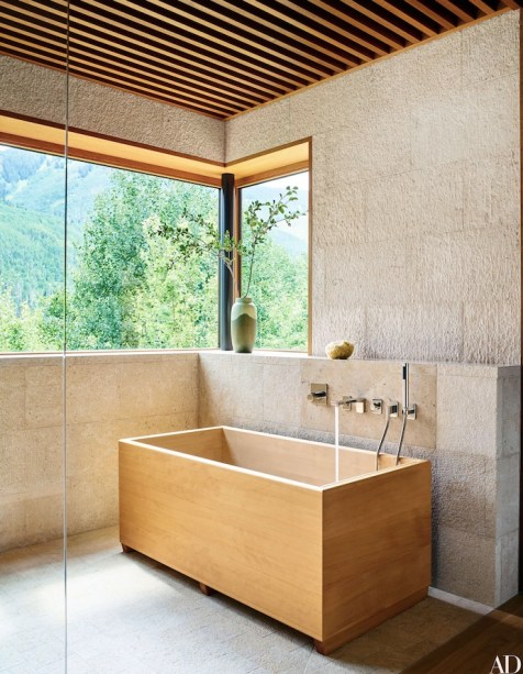 <span style="font-weight: 400">Uma banheira de imersão japonesa feita sob medida é a peça central neste espaço.</span>