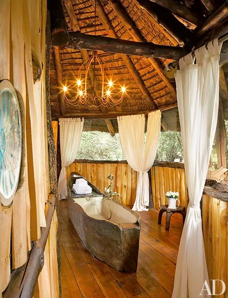 <span style="font-weight: 400">Uma canoa, forrada com fibra de vidro, serve de banheira neste projeto.</span>