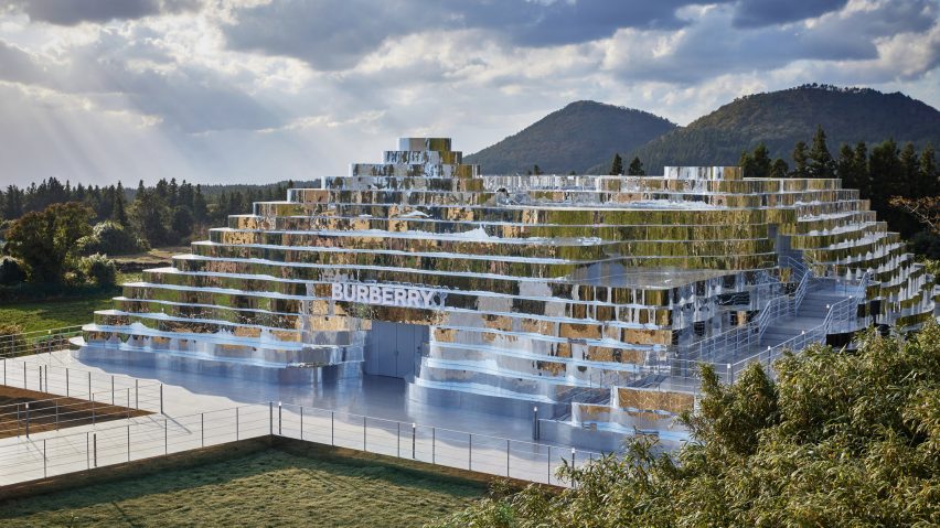 Loja pop-up espelhada da Burberry parece uma construção de Wakanda! 