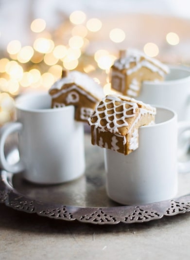 Mini casas de pão de mel em canecas