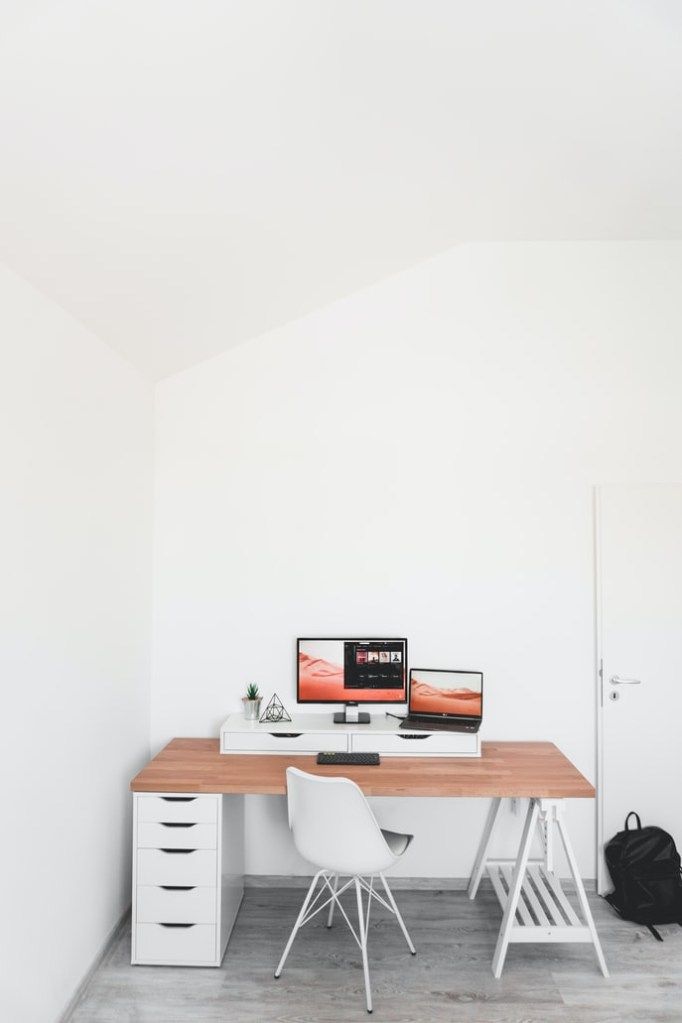 34-decoracao-minimalista-home-office-branco-unsplash-alexandru-acea