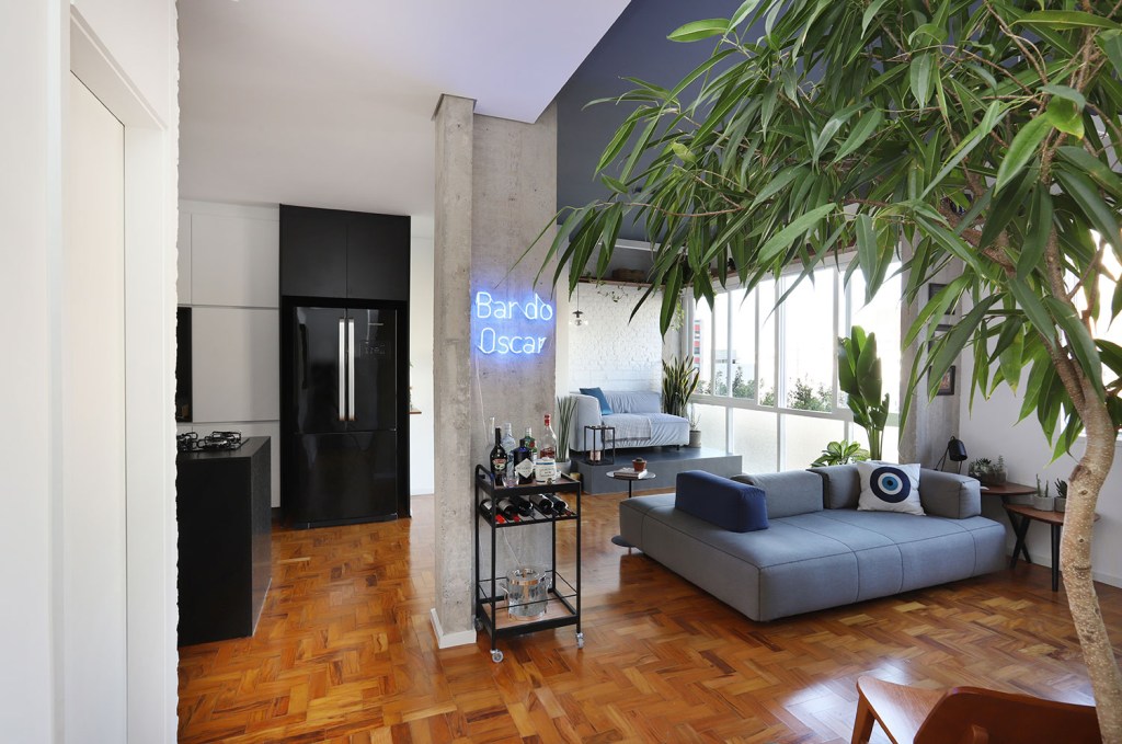 Apê ganha área social integrada e recuperação de elementos de 1950