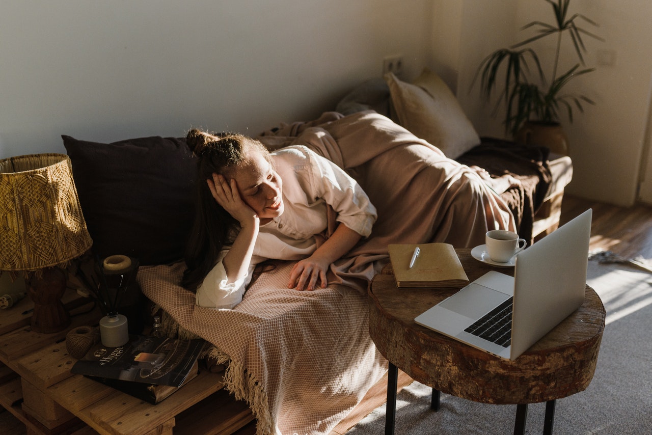 Mulher deitada no sof&aacute;