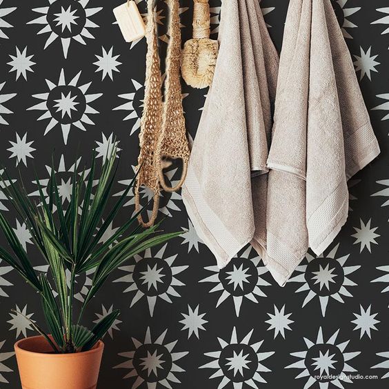 Desenhos brancos em parede preta