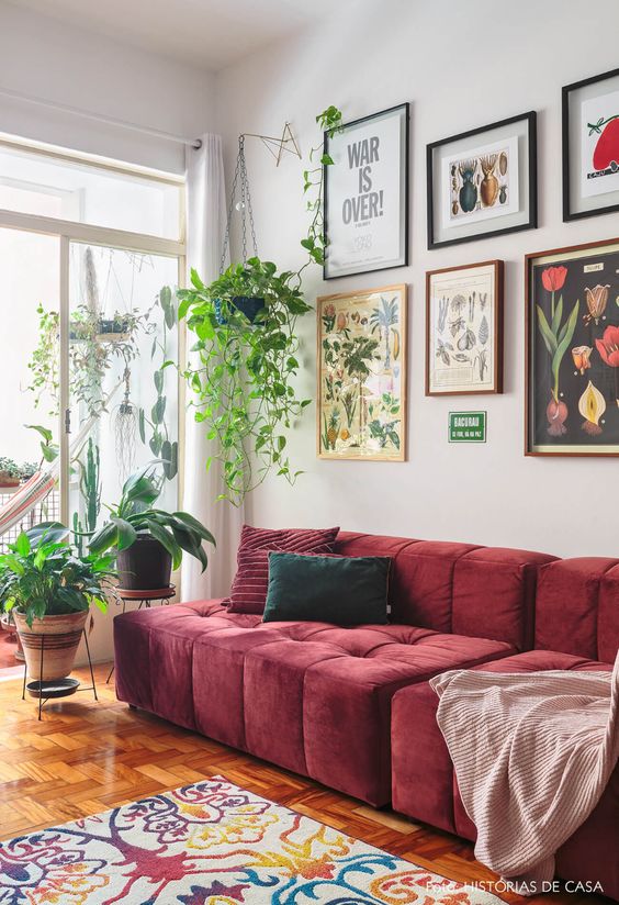 Esta sala de estar colorida apresenta uma combina&ccedil;&atilde;o de diversos quadros de flores