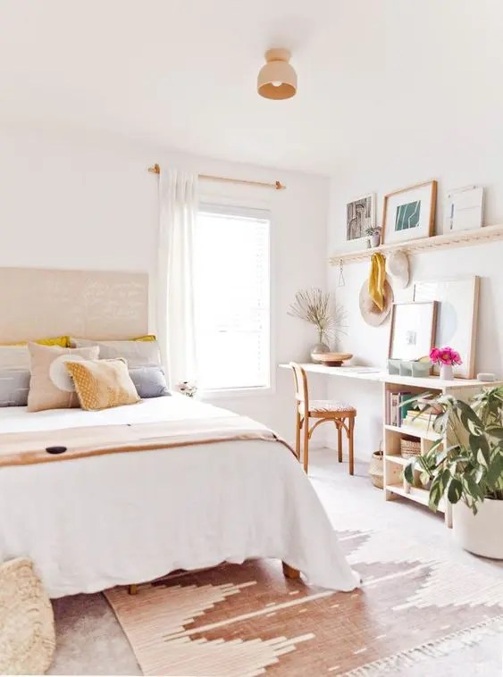 Quarto de decoração boho com home office