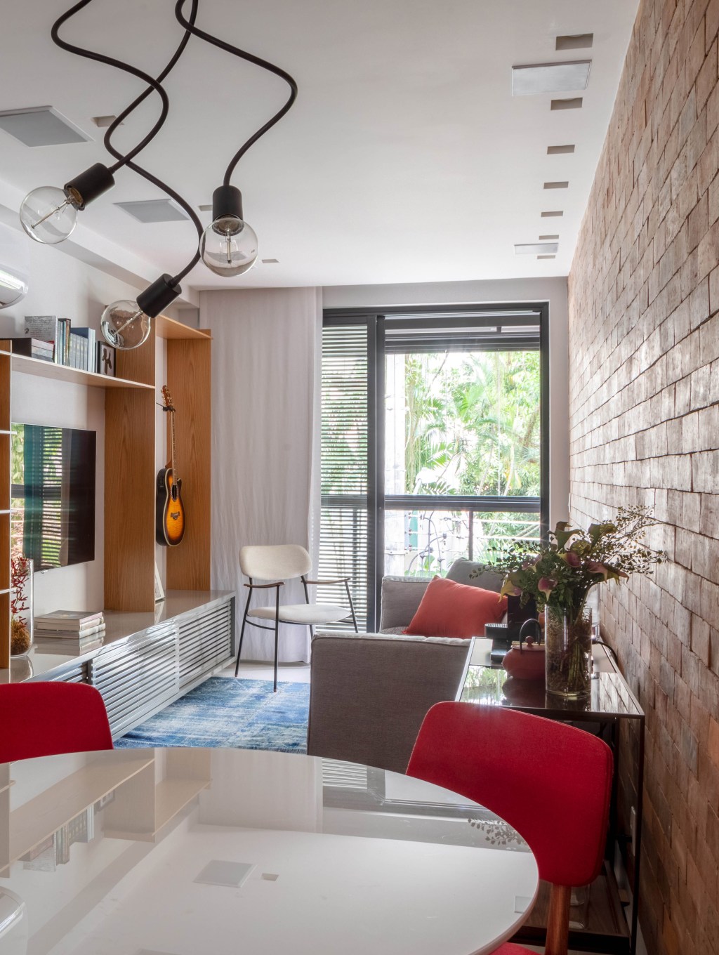 Apê de 65 m² recebe estilo contemporâneo-urbano e tons neutros