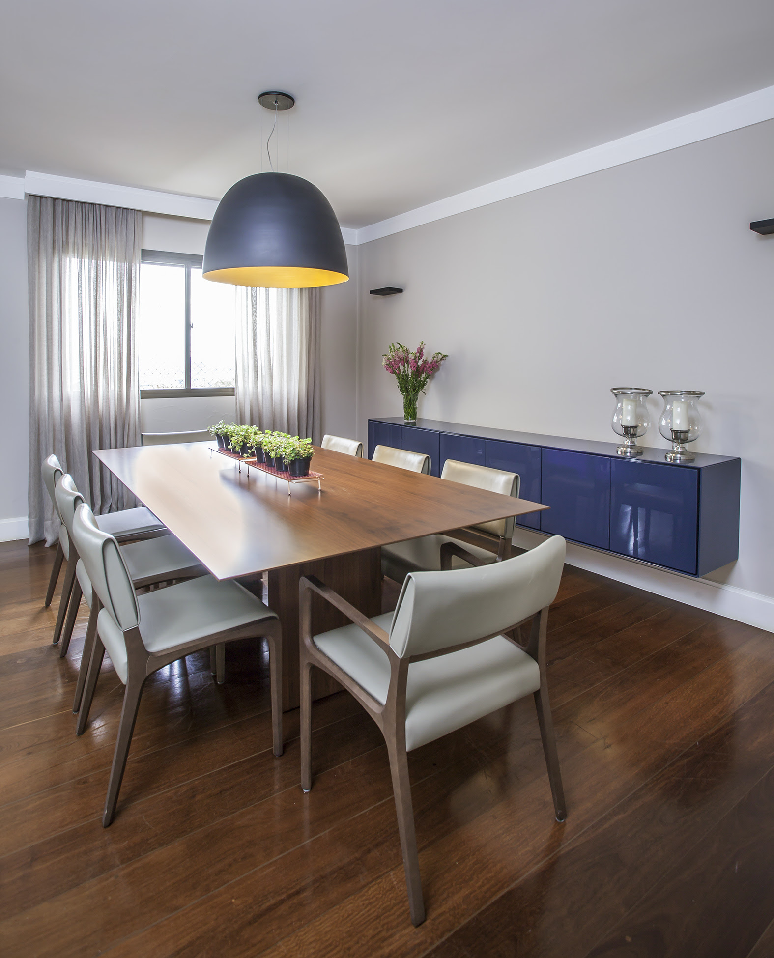 O buffet suspenso assumiu o protagonismo em fun&ccedil;&atilde;o da sua cor azul em laca