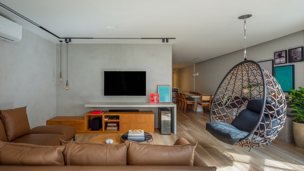 Sala de estar integrada com varanda gourmet com balanço preso ao teto