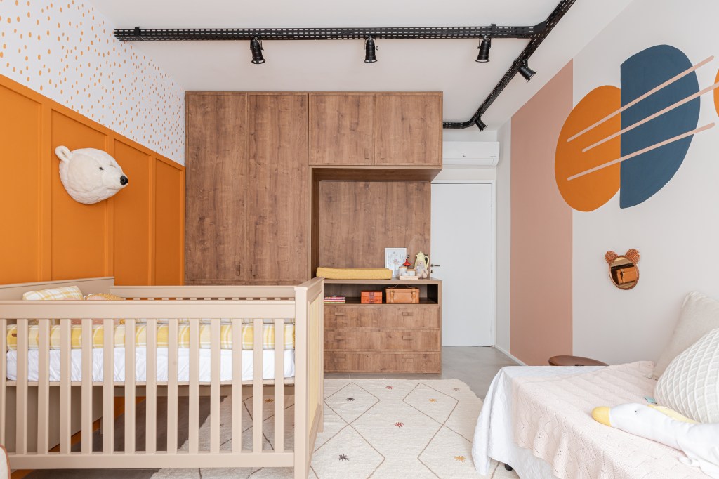 Quarto infantil com décor neutro e berço