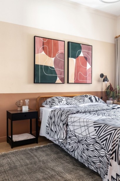 Parede do quarto recebe as obras Abstrato Cores Terracota I e II – Díptico, de Art&Co, disponíveis na Urban Arts Parede do quarto recebe as obras Abstrato Cores Terracota I e II – Díptico, de Art&Co, disponíveis na Urban Arts