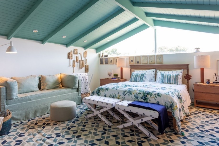 Tapete Kilim Caleidoscopio Off White-Mix Blue, da by Kamy, em quarto assinado por Marina Linhares na Quartos Etc. Tapete Kilim Caleidoscopio Off White-Mix Blue, da by Kamy, em quarto assinado por Marina Linhares na Quartos Etc.