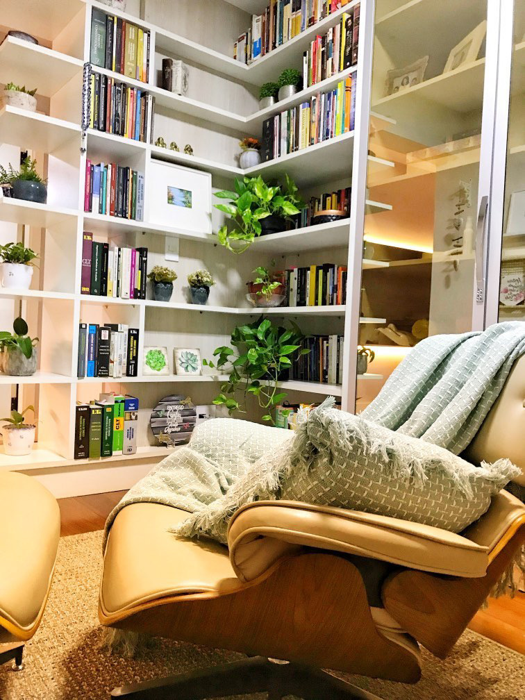 Meu cantinho: espa&ccedil;o com poltrona e livros