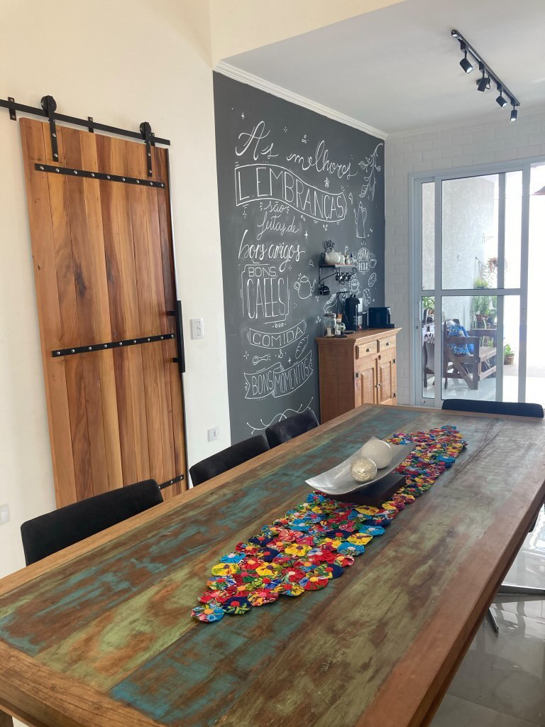 Meu cantinho: sala de jantar com parede de quadro negro e porta de correr