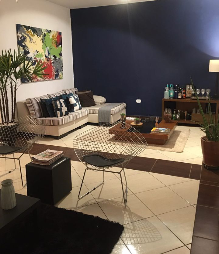 Meu cantinho: sala de estar com parede azul-marinho