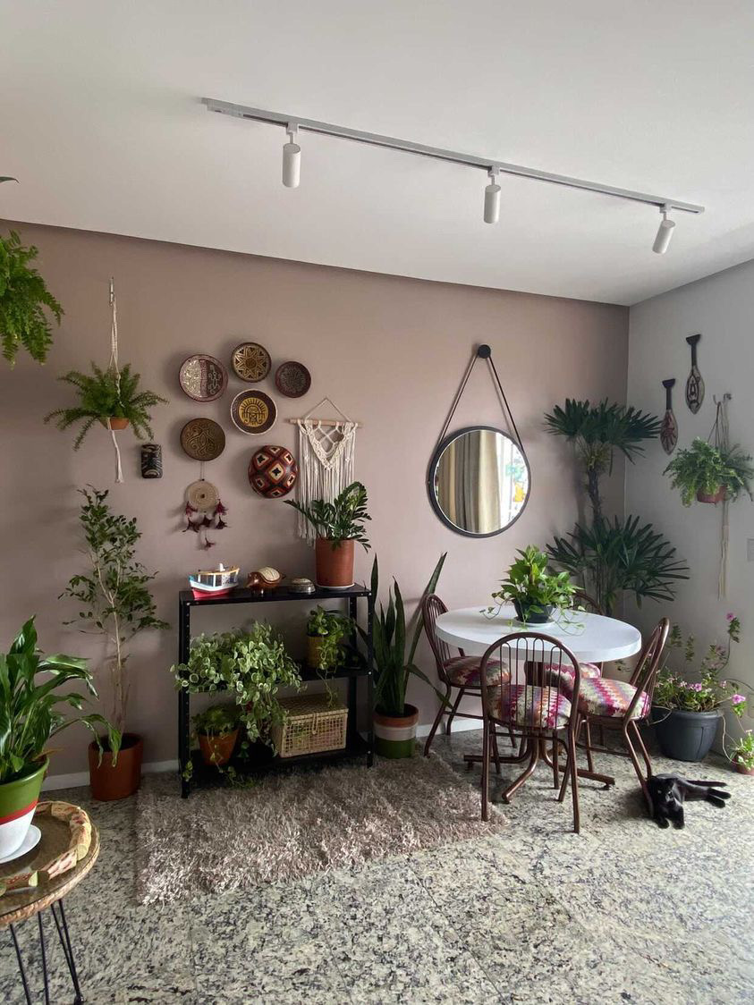 Meu cantinho: Sala de estar repleta de plantas e tons terrosos