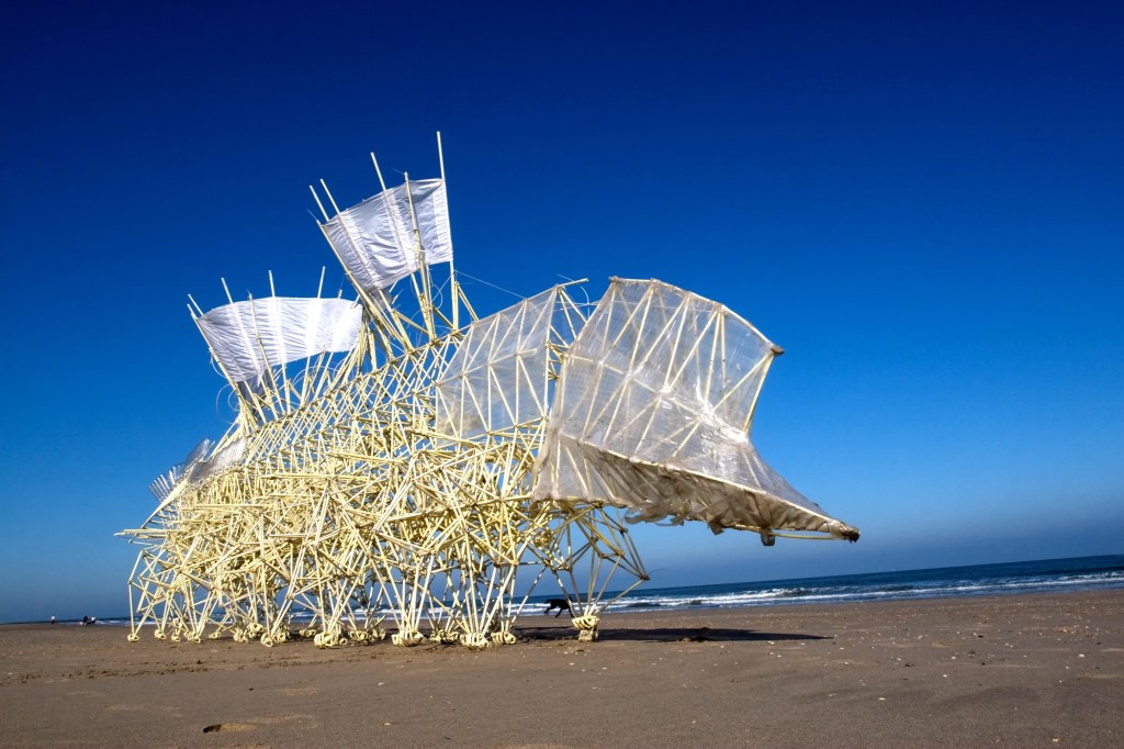 Esculturas cinéticas na praia