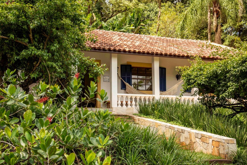 Casa branca em meio ao verde no interior de São Paulo