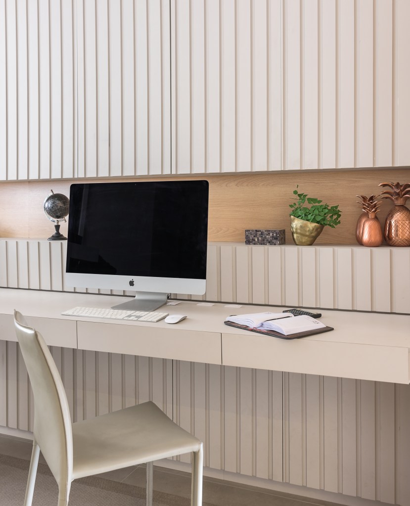 Home office com painel ripado branco e cadeira branca