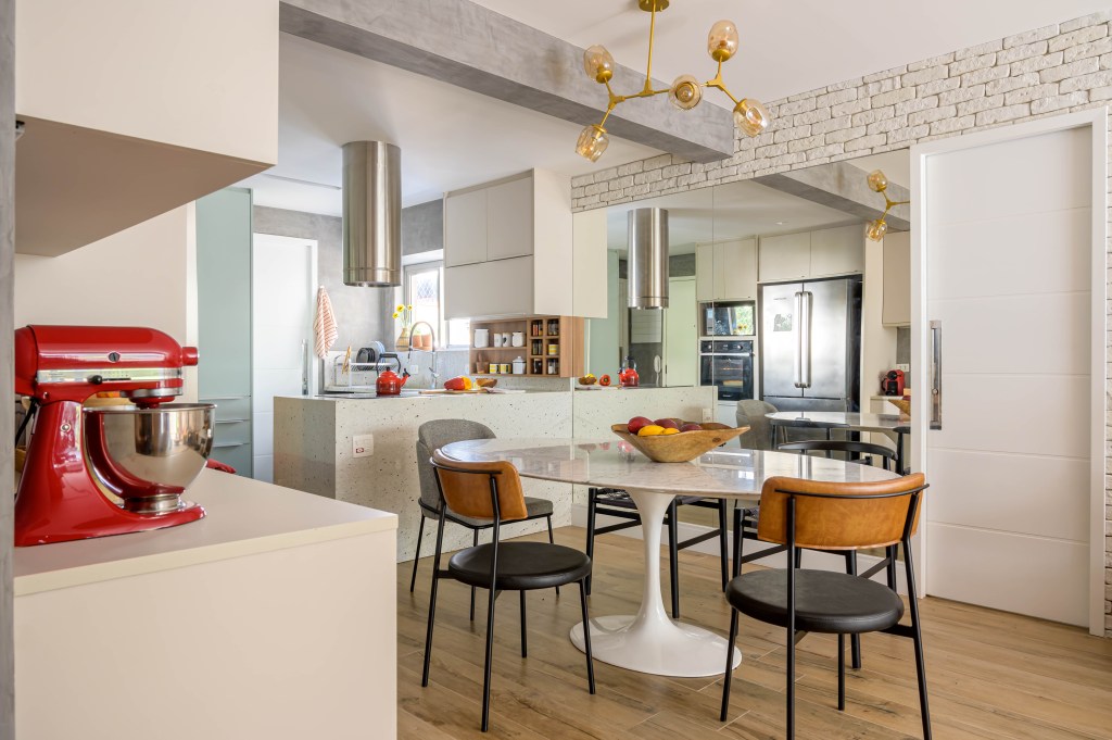 Sala de jantar com mesa redonda e cadeiras de assento preto