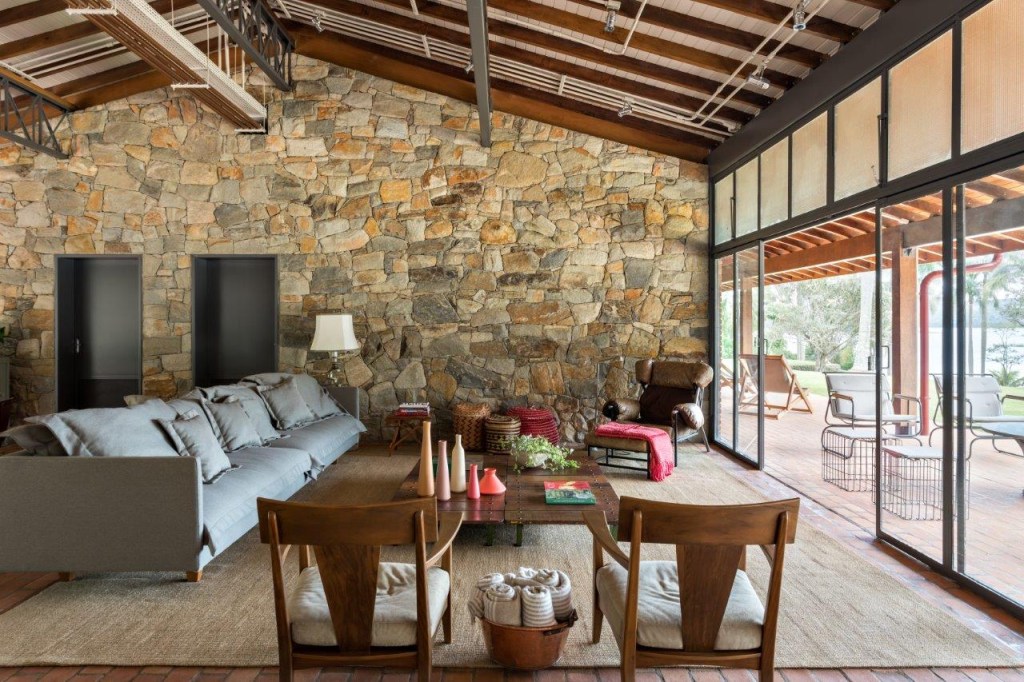 Sala de estar em casa de campo com parede de pedra