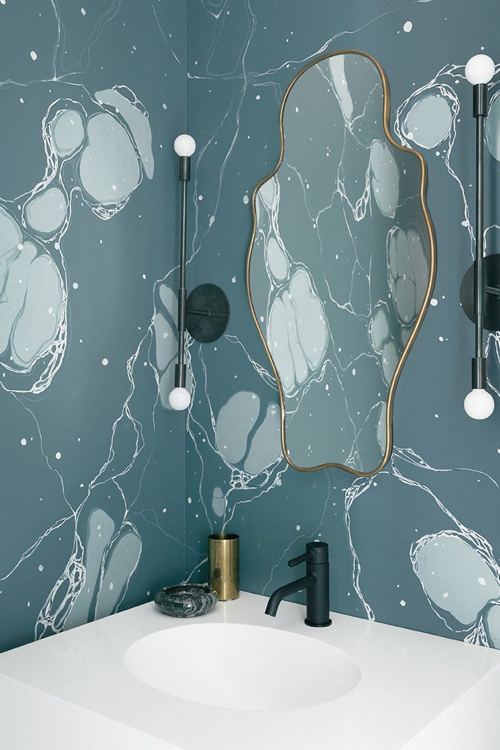 Papel de parede com formar organicas em banheiro