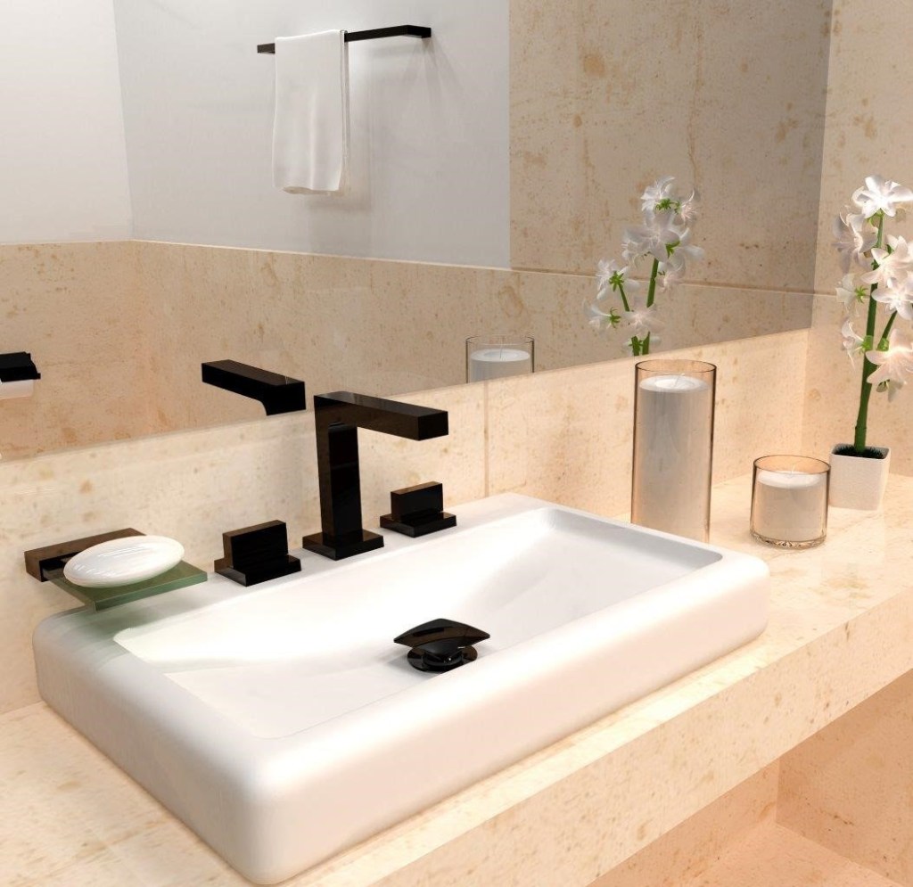 Foto mostra cuba branca de sobrepor em banheiro com torneira tipo misturador em acabamento preto e design de linhas retas. Ao fundo, há um espelho e velas decorativas.