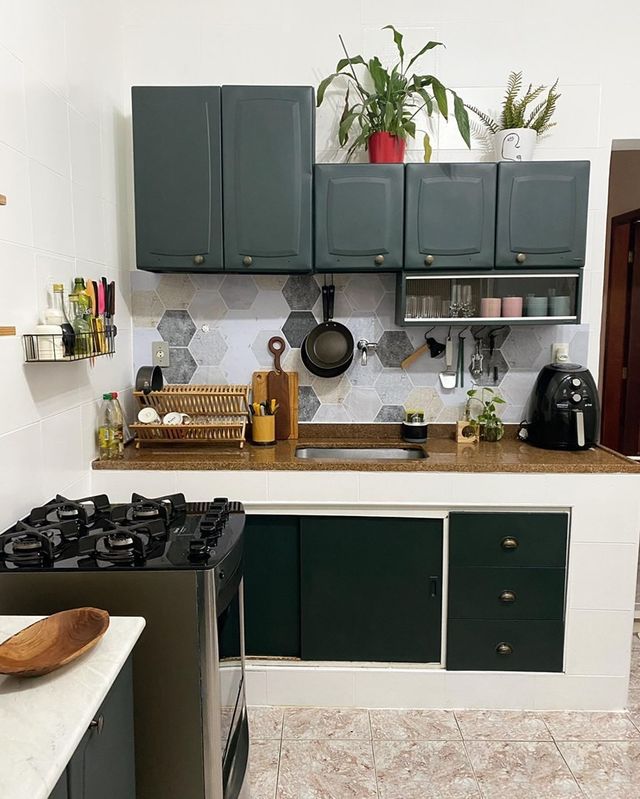 Cozinha com arm&aacute;rios escuros e backsplash geom&eacute;trico
