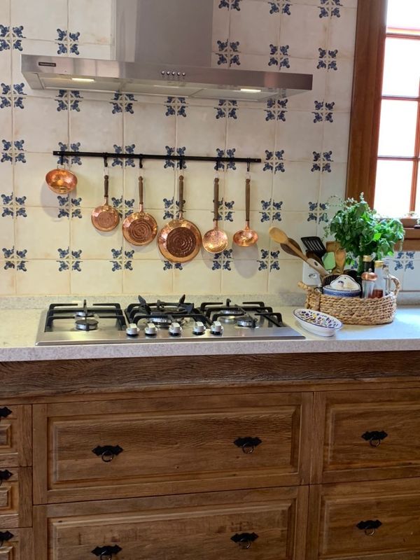 Cozinha com temperos na bancada