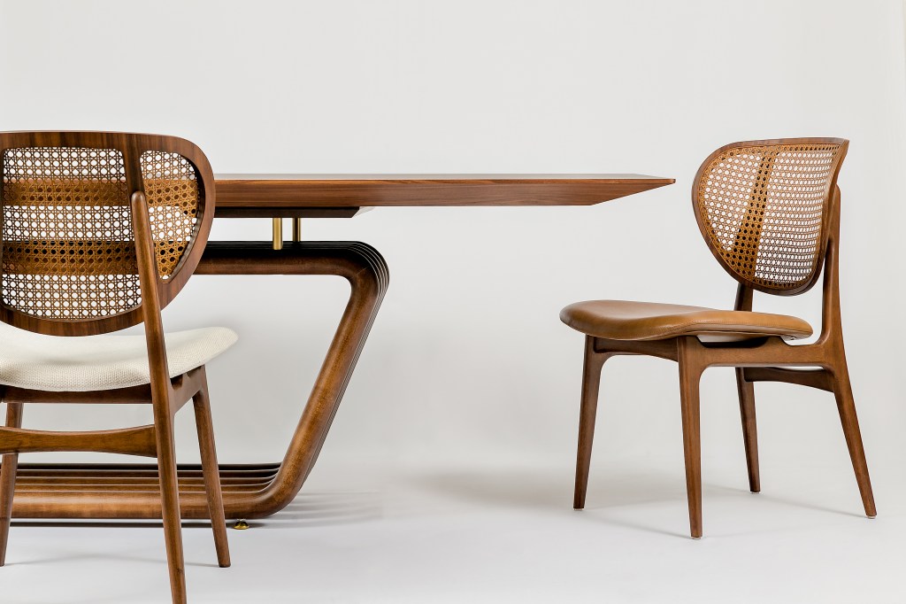 Mesa em madeira e cadeiras em madeira