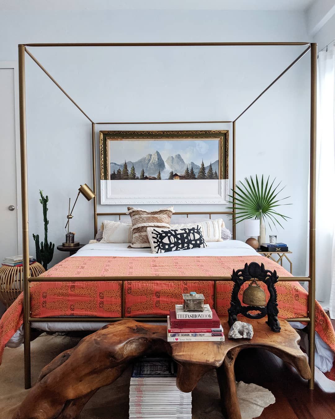 Obra de arte centralizada em dossel