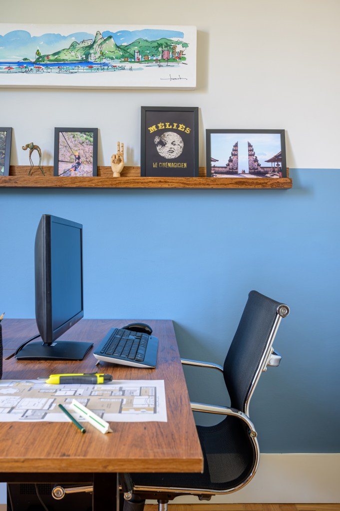 Home office com meia parede azul