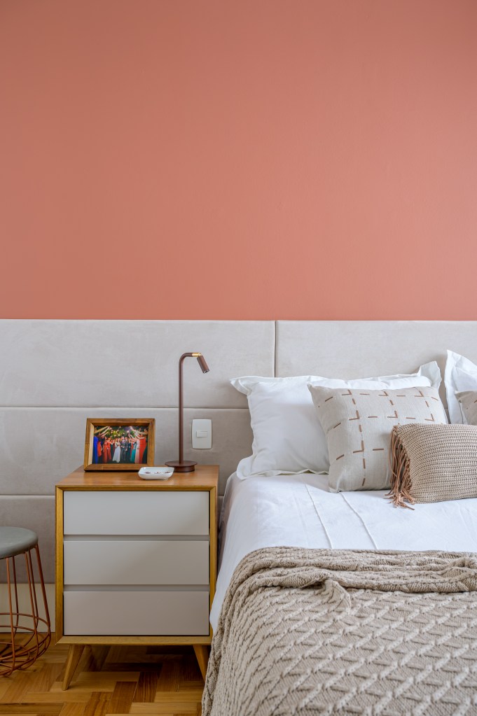 decoracao-afetiva-integracao-ambientes-ape-paulascholte-fotos-Sambacine-quarto-cama-cabeceira-rosa-mesinha