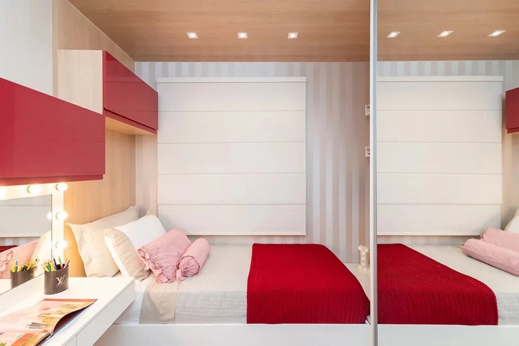 Quarto com toques em vermelho