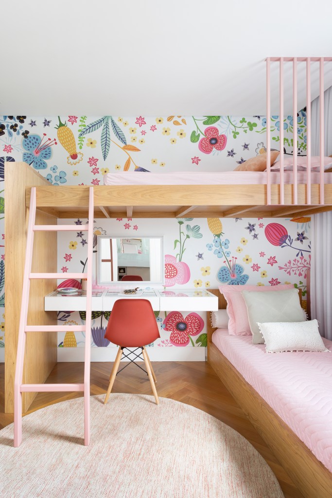 Quarto infantil com parede pintada