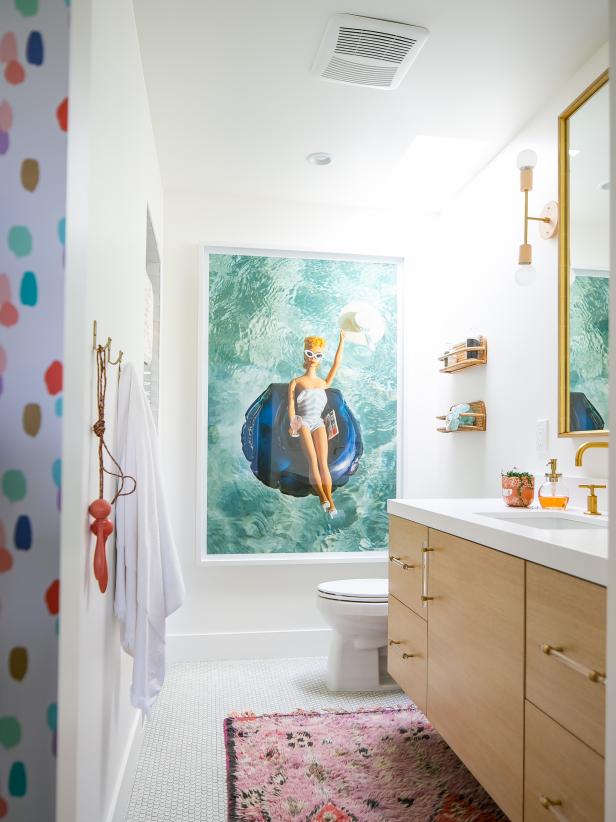 Banheiro com quadro da Barbie
