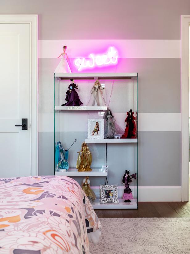 Estante com Barbies e letreiro neon