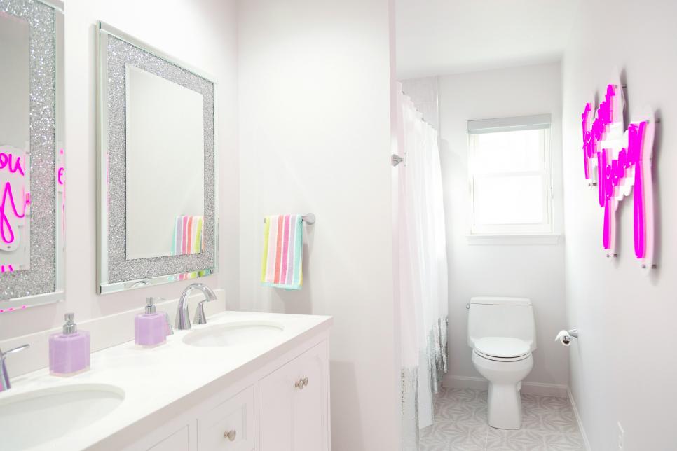 Banheiro com letreiro neon