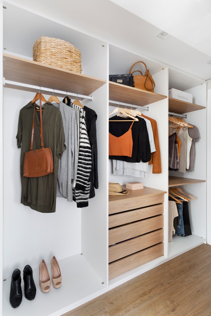 Closet de casal com compartimentos