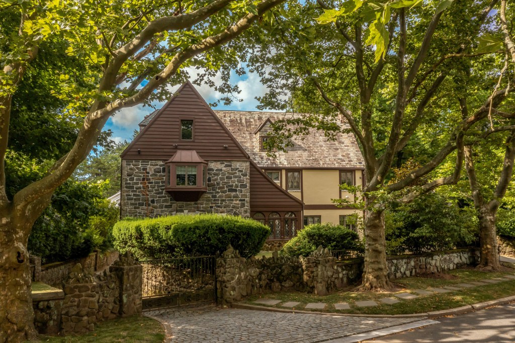 Fachada de casa em estilo medieval.