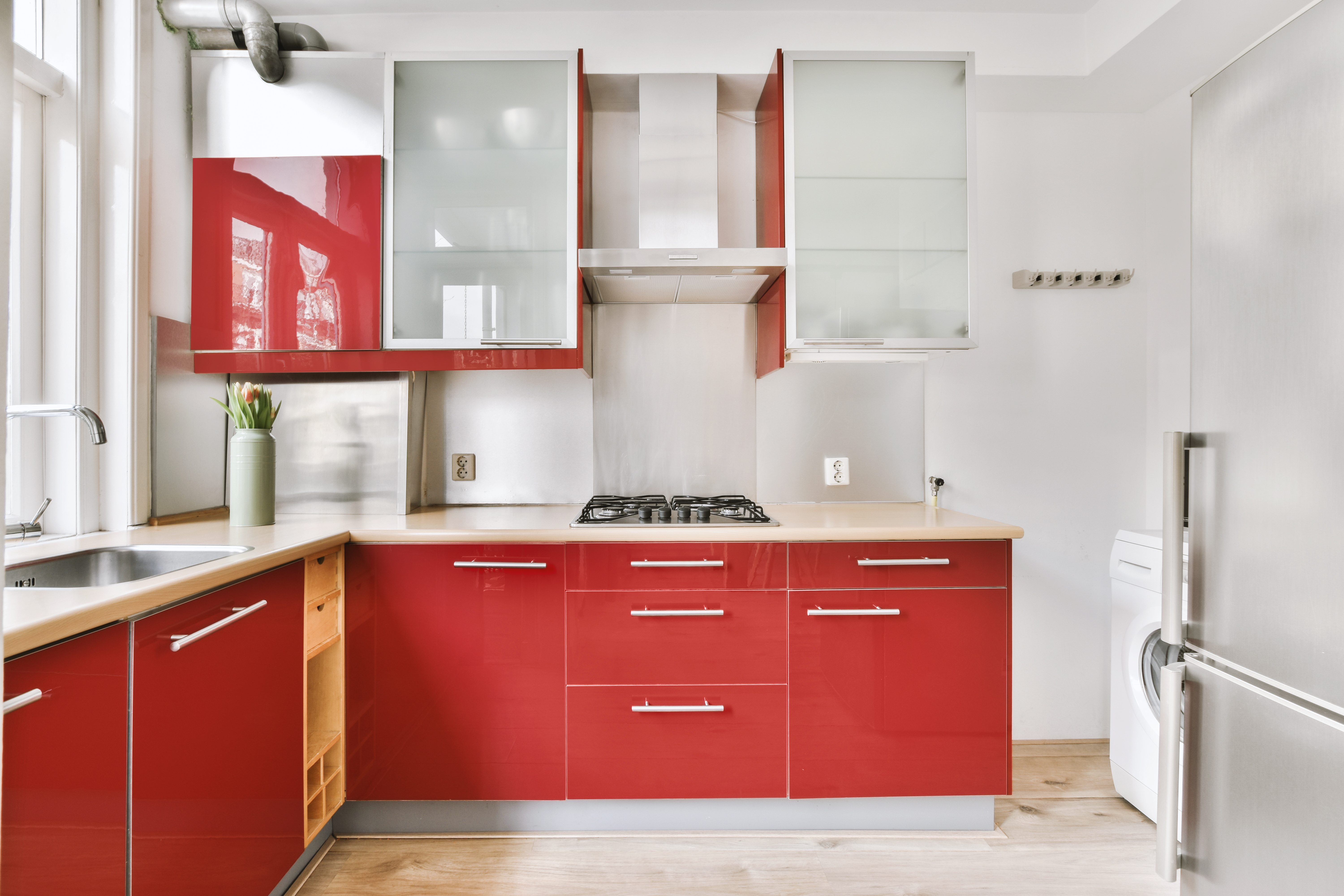 Cozinha com arm&aacute;rios em vermelho
