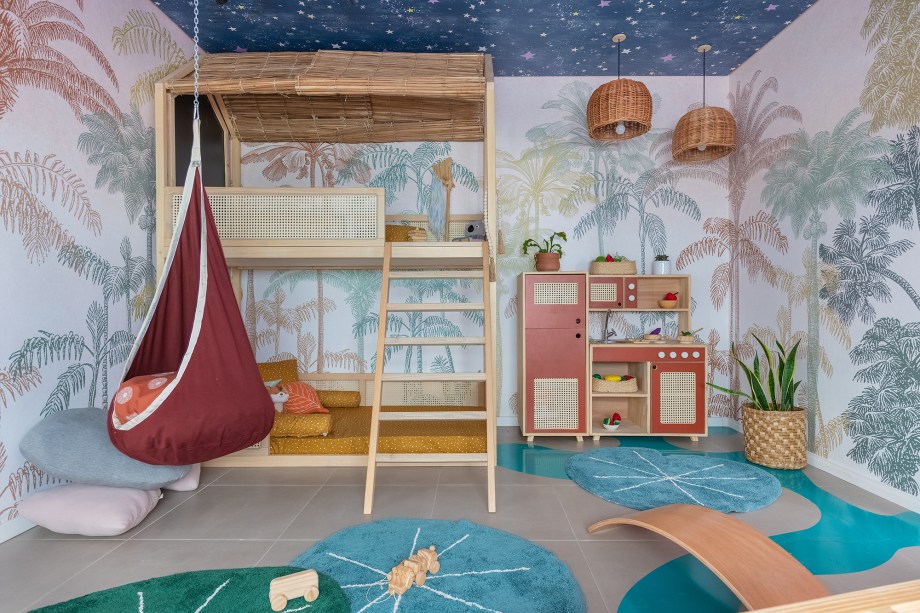 Floresta Encantada, por Stephanie Ribeiro e Baby Abdalla. Com 19,38 m², o quarto com brinquedoteca foi inspirado no desenho Peter Pan, da Disney. A ideia das arquitetas foi criar um ambiente lúdico de aventura e fantasia onde a criança pode se divertir e brincar. A criação de elementos simples que podem instigar a imaginação, como o adesivo no piso e o teto estrelado, ganham destaque junto a Beliche Casa na Árvore, lançamento da Muskinha e papel de parede desenvolvido em parceria com a Manual Design especialmente para o ambiente. Floresta Encantada, por Stephanie Ribeiro e Baby Abdalla. Com 19,38 m², o quarto com brinquedoteca foi inspirado no desenho Peter Pan, da Disney. A ideia das arquitetas foi criar um ambiente lúdico de aventura e fantasia onde a criança pode se divertir e brincar. A criação de elementos simples que podem instigar a imaginação, como o adesivo no piso e o teto estrelado, ganham destaque junto a Beliche Casa na Árvore, lançamento da Muskinha e papel de parede desenvolvido em parceria com a Manual Design especialmente para o ambiente.
