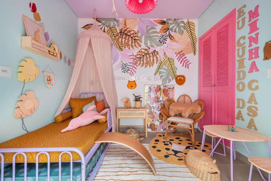 Somos todos bichos, por Flávia Renee e Letícia Resende (R2 Designers). O conceito da valorização da biodiversidade serviu como ponto de partida para a criação deste quarto que tem como protagonista a nova Cama de Ferro da Muskinha. “Mesmo o tema sendo forte e complexo à primeira vista, criamos um projeto leve e divertido que servirá de cenário de aprendizado e diversão para muitas crianças”, explicam Flávia Renee e Letícia Resende, designers de interiores que comandam o R2 Designers. As mineiras desenvolveram um quarto que evidencia a fauna e flora brasileira por meio de objetos decorativos temáticos, para contribuírem com a construção da identidade dos pequenos como brasileiros. Somos todos bichos, por Flávia Renee e Letícia Resende (R2 Designers). O conceito da valorização da biodiversidade serviu como ponto de partida para a criação deste quarto que tem como protagonista a nova Cama de Ferro da Muskinha. “Mesmo o tema sendo forte e complexo à primeira vista, criamos um projeto leve e divertido que servirá de cenário de aprendizado e diversão para muitas crianças”, explicam Flávia Renee e Letícia Resende, designers de interiores que comandam o R2 Designers. As mineiras desenvolveram um quarto que evidencia a fauna e flora brasileira por meio de objetos decorativos temáticos, para contribuírem com a construção da identidade dos pequenos como brasileiros.