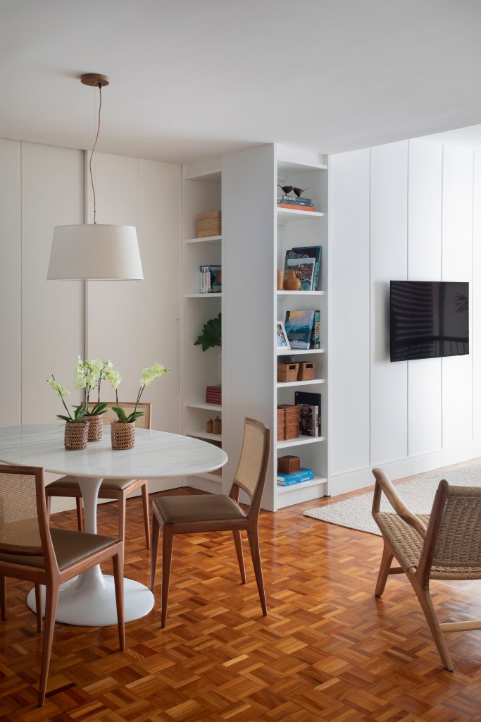 Apê de 85 m² para jovem casal tem décor jovem, despojada e cozy. Projeto de Brise Arquitetura.