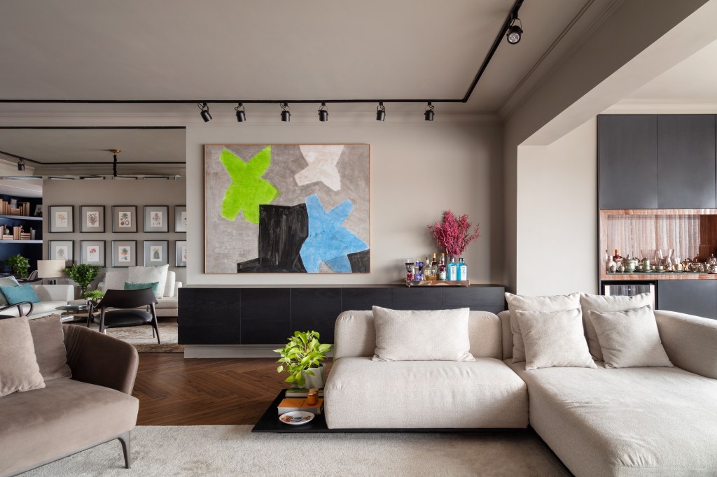 Arquiteto une dois apês de 130m² para criar um lar sofisticado