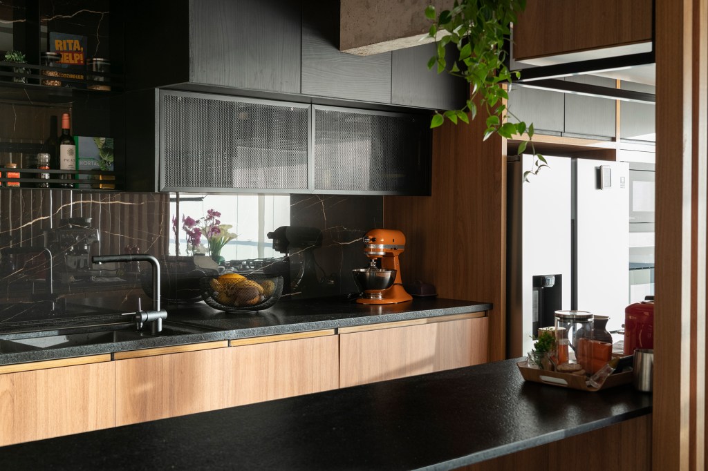 Apê 85 m²piloto de avião tecnologia Nossa Casa Arquitetura cozinha corredor madeira preto bancada backsplash