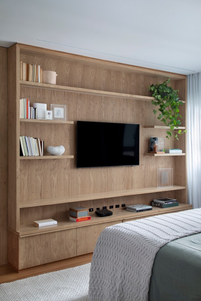 Quarto; Estante com prateleiras; painel de tv